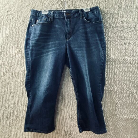 Lee Riders Women’s Midrise Capri Jeans Dark Wash Stretch Denim Casual 34x21 - Picture 2 of 11